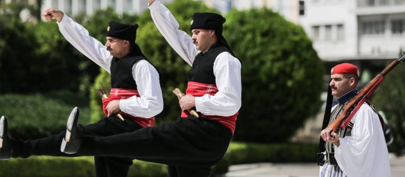 Εβρίτης εύζωνας: «Τιμή μου που τίμησα την Θράκη με την παραδοσιακή φορεσιά στο μνημείο του Αγνώστου Στρατιώτη» (βίντεο)